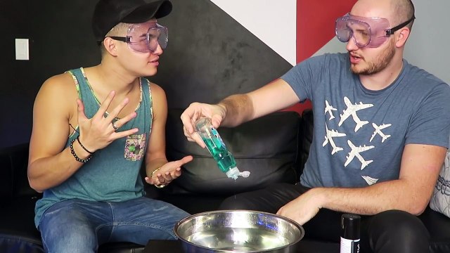 Ces russes s'amusent à se mettre le feu aux mains