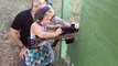 Cette fillette de 4 ans tire au sniper avec son père !