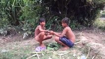 Wow! Two Boys Catch Big Water Snake Using Bamboo Net Trap - Amazing Boy Catch Water Snake