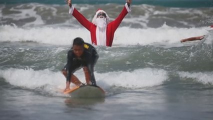 Niños huérfanos de Bali aprenden a surfear de la mano de Santa