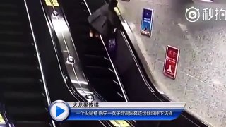Une femme alcoolisée prend l'escalator...