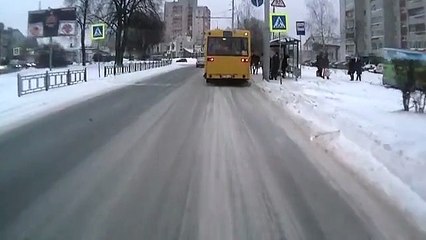 Un adolescent échappe à la mort en glissant avant de traverser !