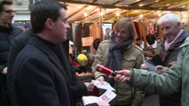 Manuel Valls distribue des tracts pour la primaire de la gauche