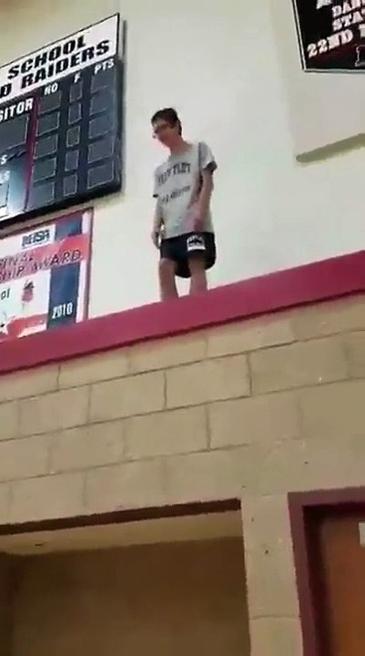 Un lycéen voulait attirer l'attention en réalisant un Front Flip...