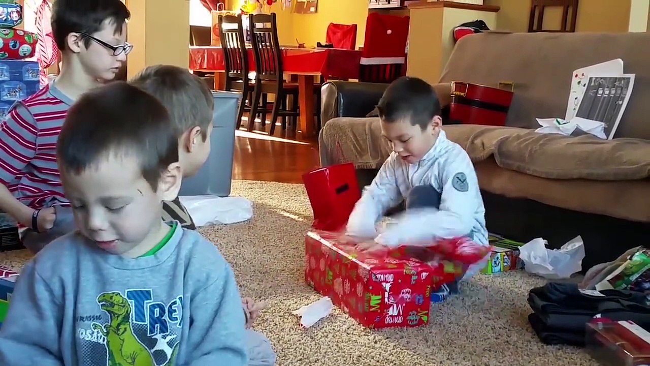 Ce gamin est tellement content d'avoir reçu un aspirateur pour noel... Dingue