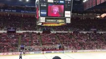Un enfant est devenu la star d'un match de hockey !