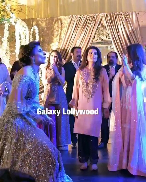 Urwa Hocane, Resham and Noman Ejaz dancing on 'Tu Nay Mari Entry' at the #UrwaFarhan wedding reception in Lahore