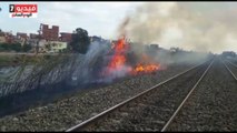 بالفيديو..حريق بجوار شريط السكة الحديد فى البحيرة