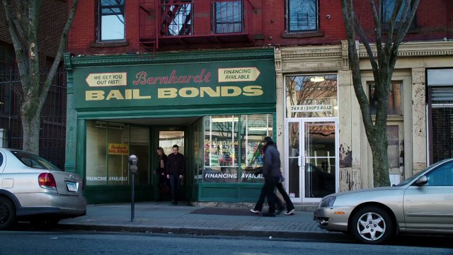 La série Sneaky Pete , produite par Bryan Cranston, arrive en janvier sur Amazon