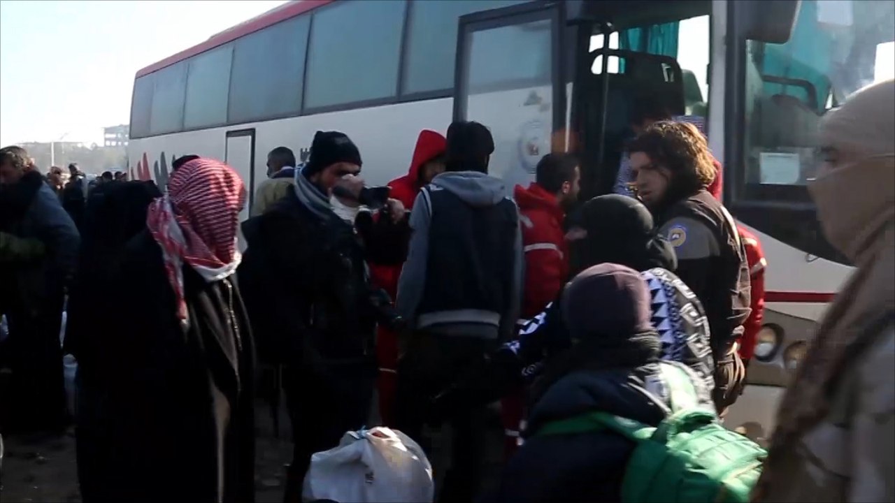 وصول حافلات تقل مدنيين محاصرين من حلب