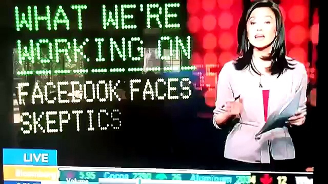 Une journaliste replace sa jupe en direct