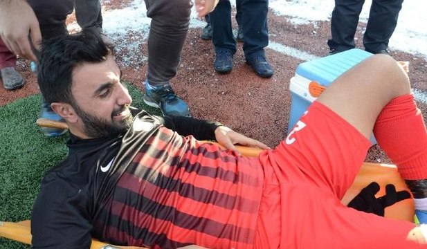 Sakatlanan futbolcu hüngür hüngür ağladı, kimse teselli edemedi