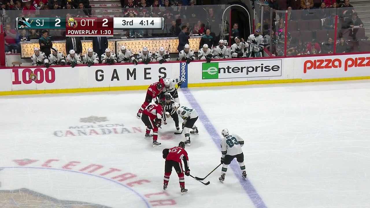 Deux hockeyeurs crient après avoir été heurtés par le palet