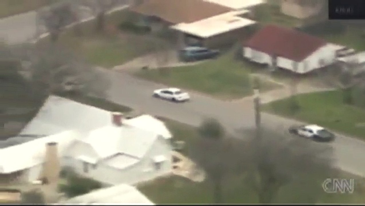Un suspect tente de 'surfer' sur sa voiture durant une course poursuite avec la police
