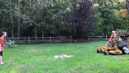 Un père détruit les jeux de son fils avec une tondeuse !