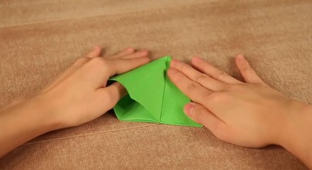 Réalisez un sapin de Noël en papier en moins d'une minute