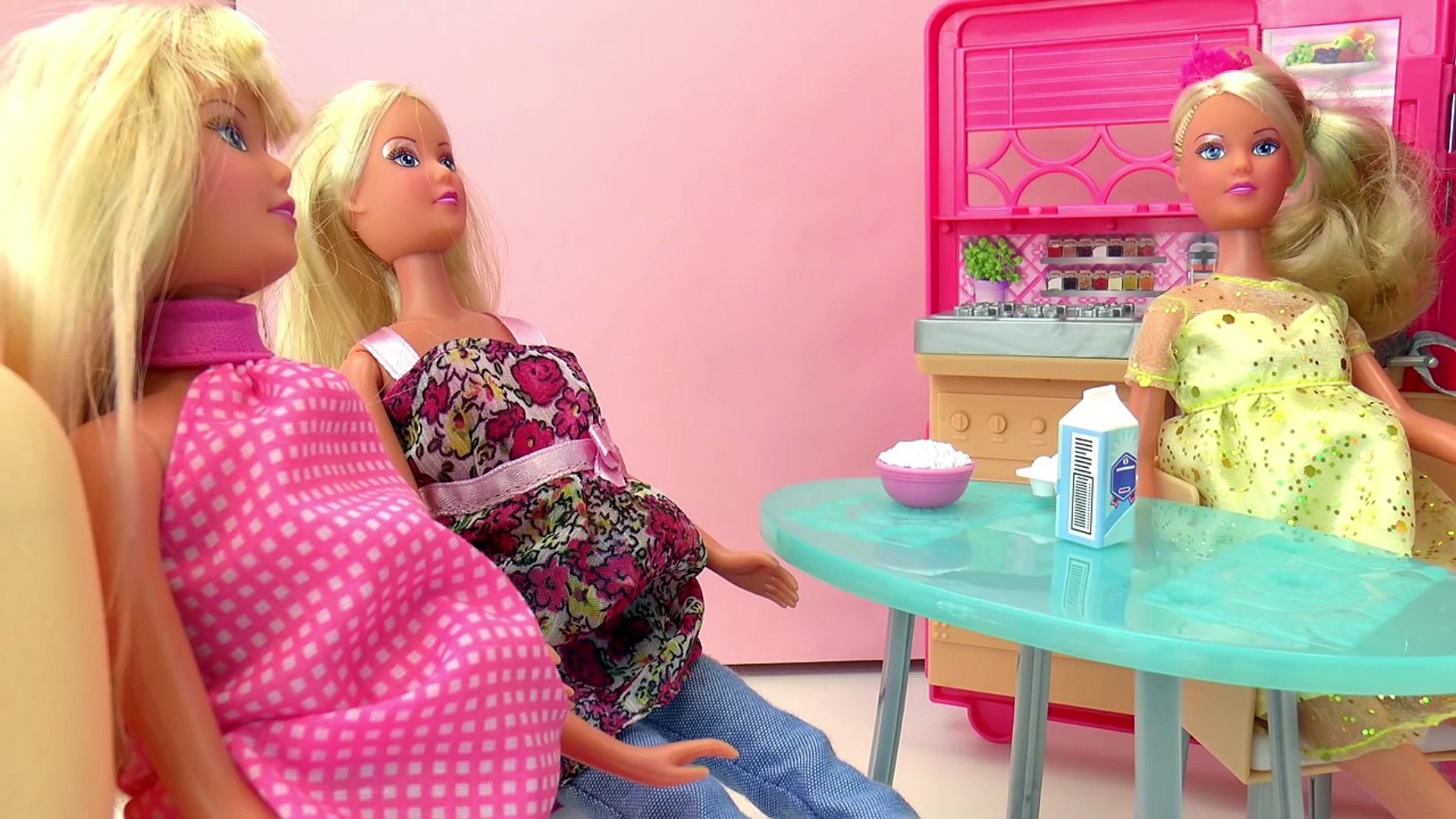 Drie zwangere Barbies in de Barbie Camper | Vakantie met verrassing! |  Steffi Love krijgt een baby – Видео Dailymotion