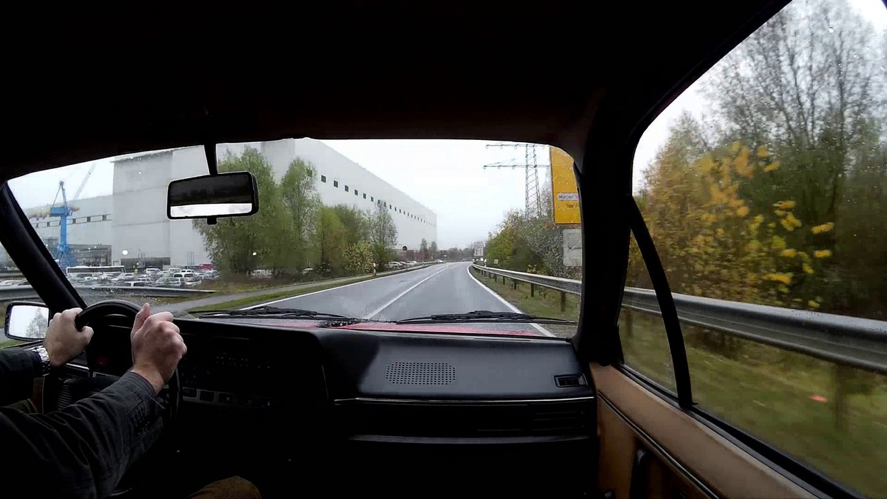 Vorbeifahrt an der meyer-werft in papenburg im passat 32b