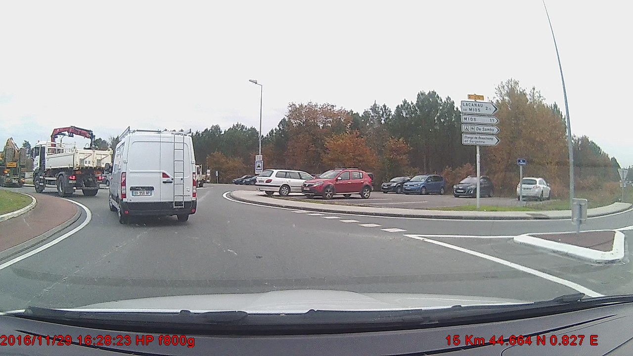 camion entreprise  double voiture en face