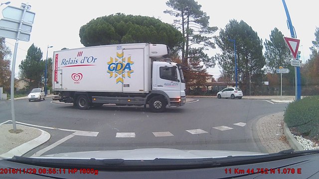 arrêtez en plein rond point sans warning