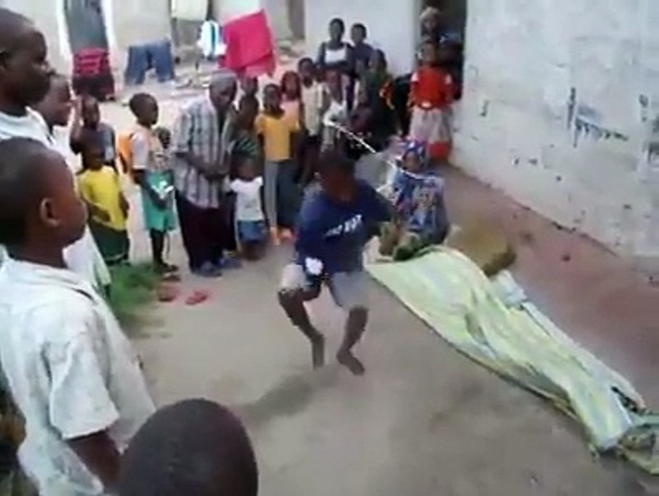 Cet enfant est un virtuose de la corde