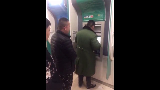 Il a trouvé comment cacher son code au distributeur !