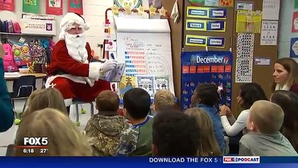 Pour Noël, ce petit garçon voulait voir son père. Mais ce qu’il découvre en voyant le père Noël le laisse bouche bée