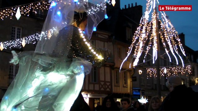 Des créatures lumineuses déambulent avec le bagad Ar Re Goz