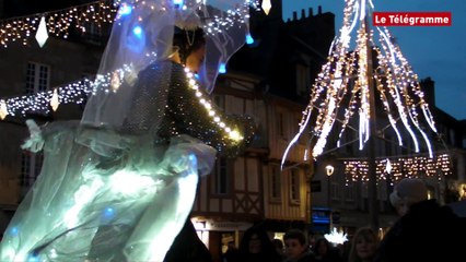 Des créatures lumineuses déambulent avec le bagad Ar Re Goz