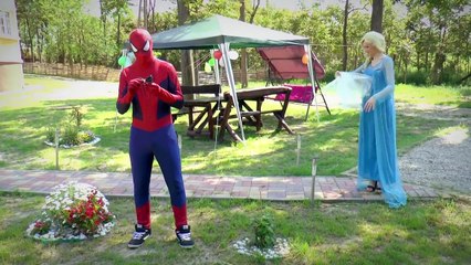 Is Aladdin Kissing Joker? w/ Spiderman Jasmine Disney Princess Real Life