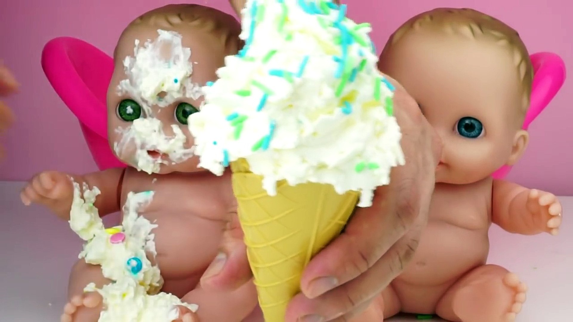 ⁣Twin Baby Dolls Bath Time Fun with Ice Cream - Lil Cutesies Dolls Bathtub How to bath baby Dolls