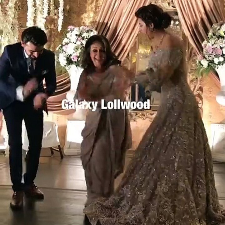 Bushra Ansari Dances with the Newly Weds at the #UrwaFarhan Wedding Reception in Lahore