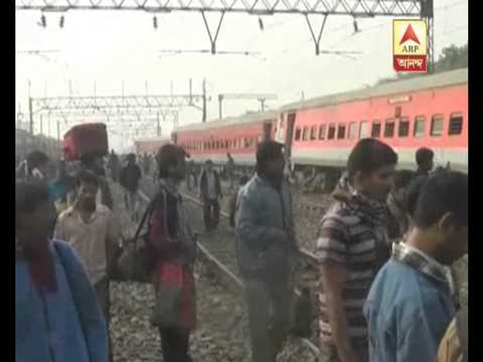 12 coaches of Howrah-Poorva express derailed at Liluah