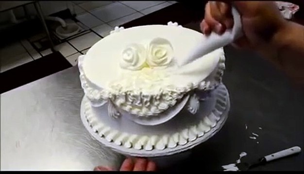 Quá nhanh quá nguy hiểm - Làm bánh kem đám cưới trong 4 phút