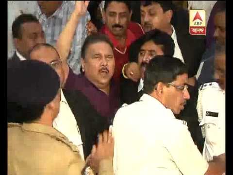 Saradha scam accused Madan Mitra shouts slogan as he comes out from court