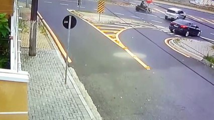 Un moto percute violemment une voiture au Brésil