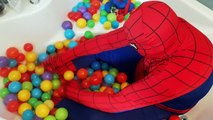 Spiderman si Fiul Vanatoare de Oua cu Jucarii Surpriza in Bile Colorate