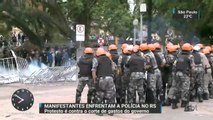 Manifestantes e policiais entram em confronto durante protesto contra corte de gastos