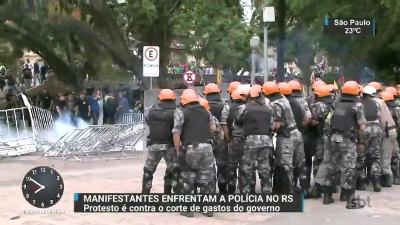 Manifestantes e policiais entram em confronto durante protesto contra corte de gastos