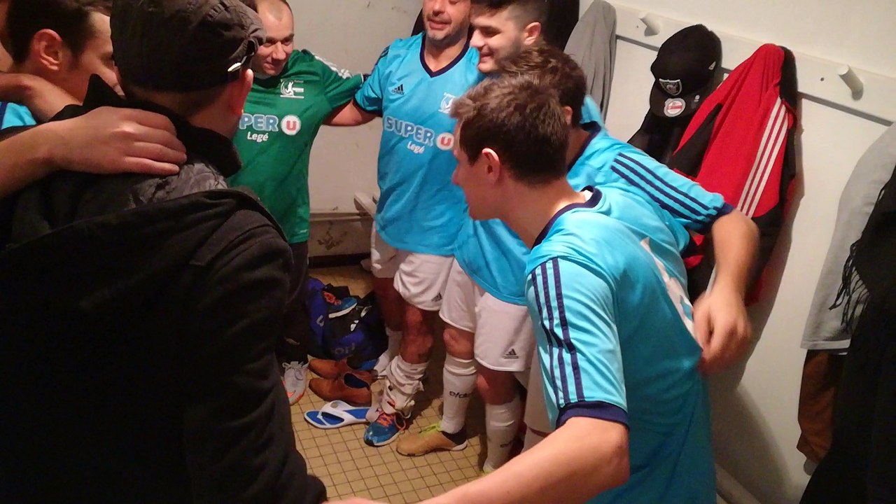 La joie de FFS1 dans les vestiaires après leur première victoire en Coupe Atlantique
