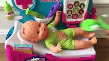 Baby Doll doktor Video ile hastanede, bir şırınga ile oyuncak bebek bir gerçek Enjeksiyon alır