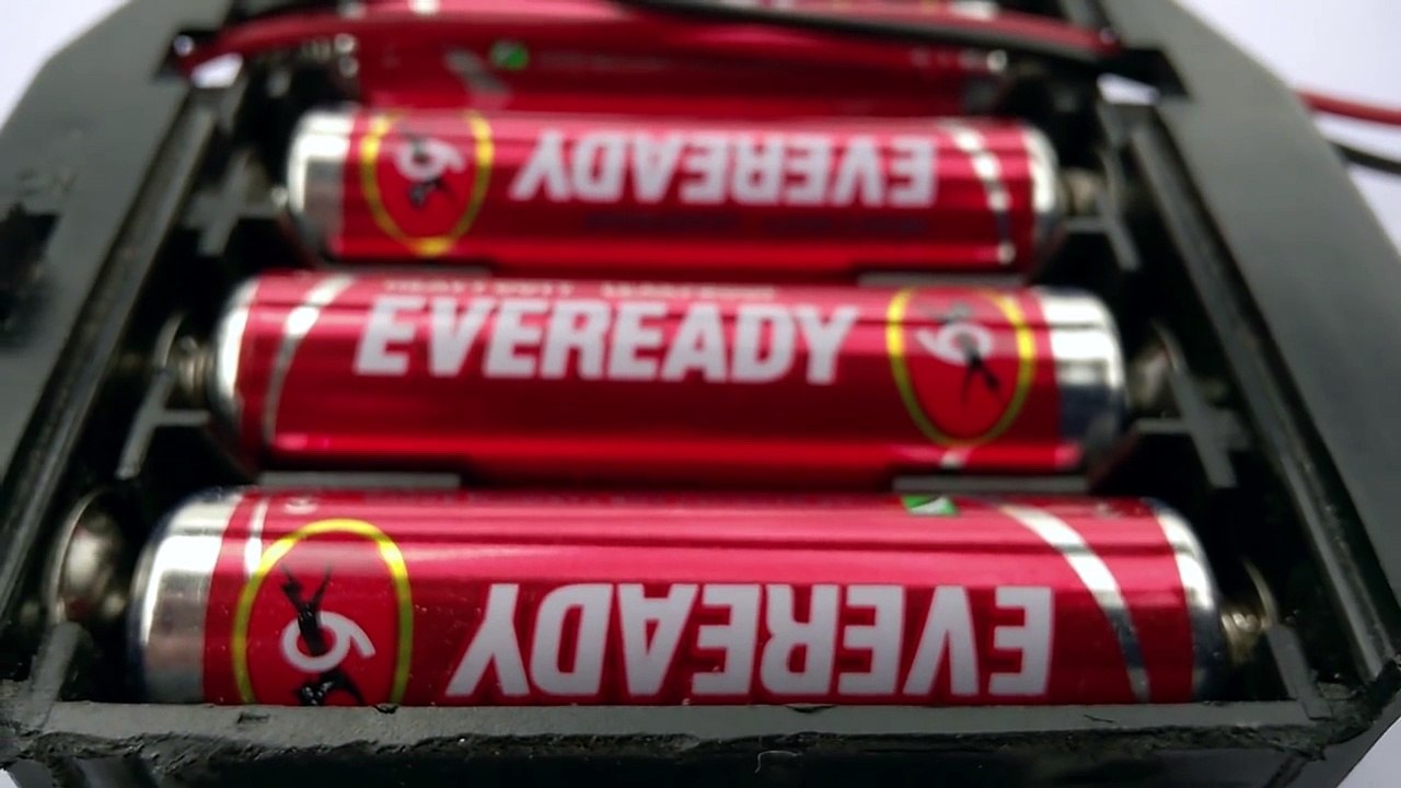 Dual Flashing LED Circuit using 555 timer on breadboard - Basic electronics Projects - YouTube