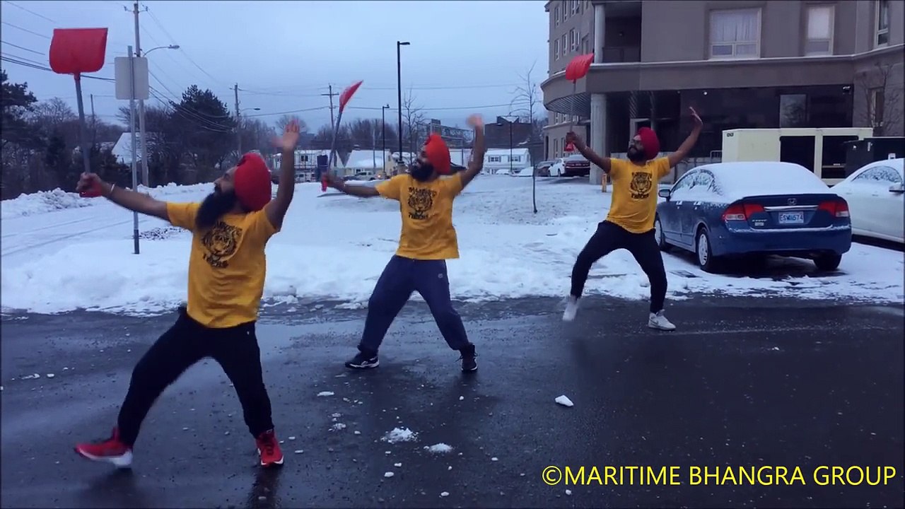 Ramasseurs de neige en mode danseurs Indous.. WTF