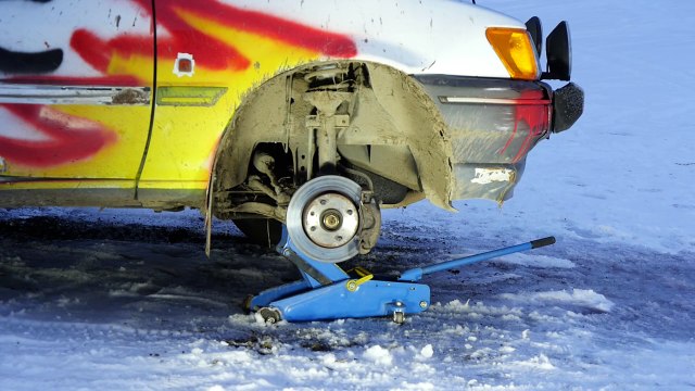 Explosion d'un frein de voiture filmé en slow motion !