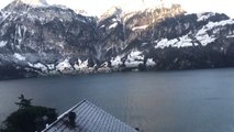 Vue de ouf sur un lac en Suisse d'une chambre d'hotel
