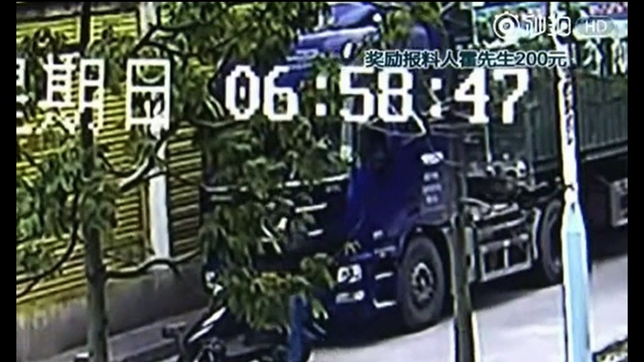 Il se fait voler son phone et va se venger en mode Kung Fu... Pauvre voleur! Il prend cher!