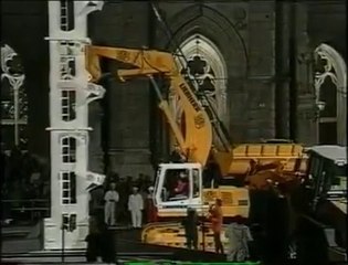 Il veut escalader une tour... avec une pelleteuse !