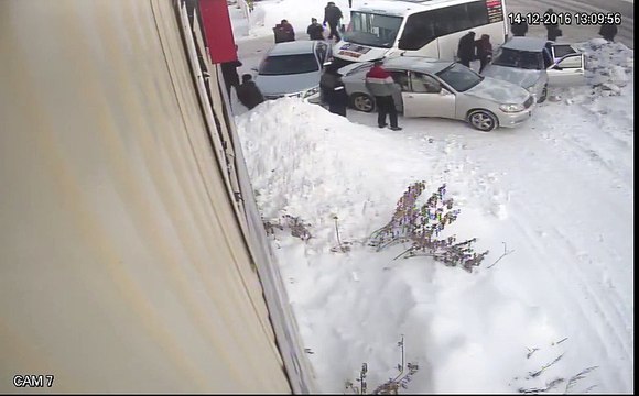 2 hommes échappent à la mort : Accident impressionnant en Russie