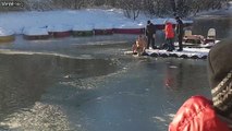 Cet homme courageux saute dans un lac gelé pour sauver un chien de la noyade