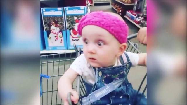 La tete du bébé face au pere noel... Flippant